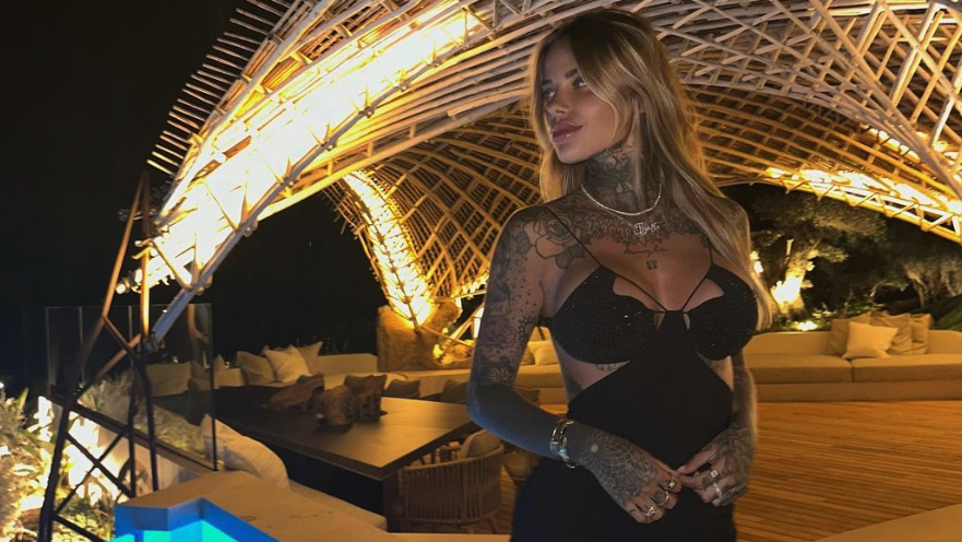 Жената на Тео Ернандес се фука с апетитното си тяло от плажа