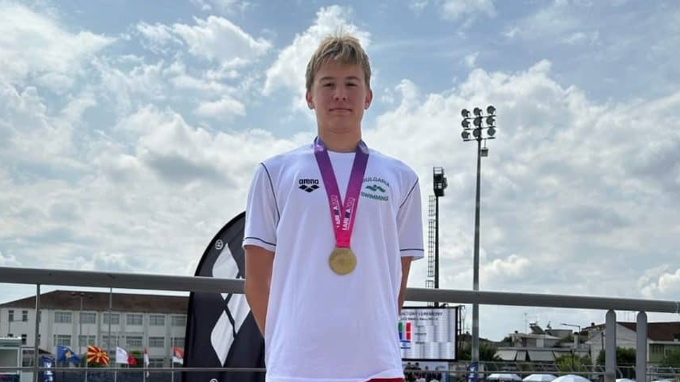 Роди ли се нова звезда? 18-годишен подобри национален рекорд в плуването