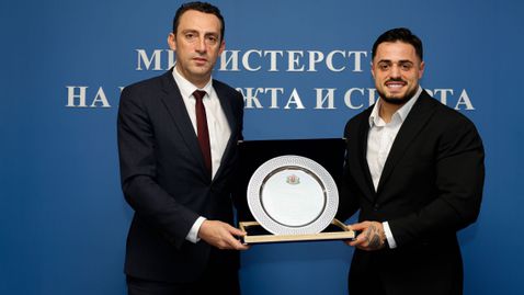 Министър Иван Пешев награди с парична премия световния шампион в щангите Карлос Насар