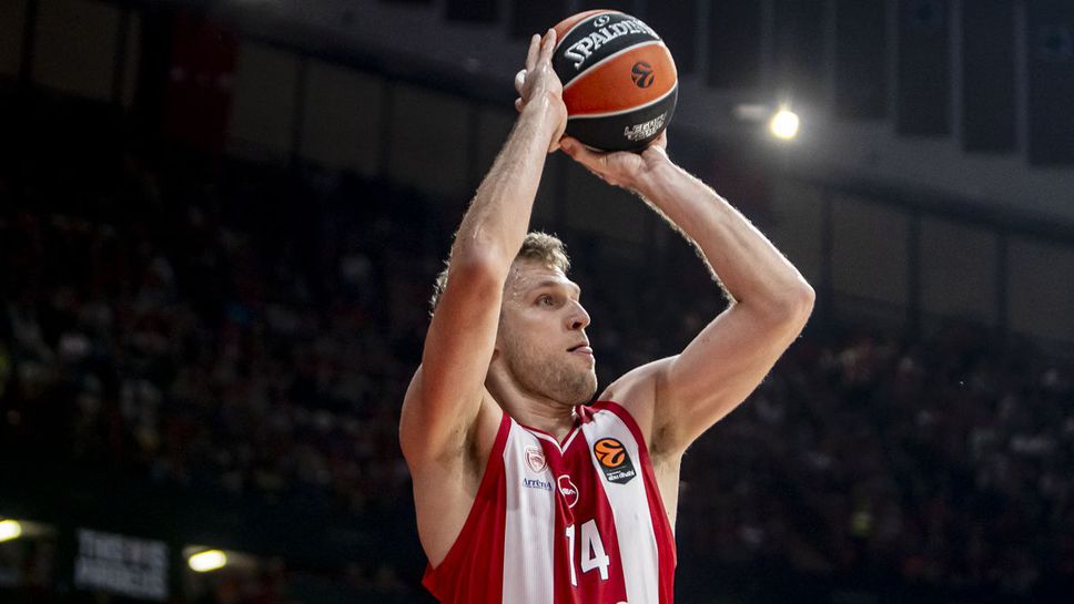 Отборът на Олимпиакос с българския национал Александър Везенков в състава