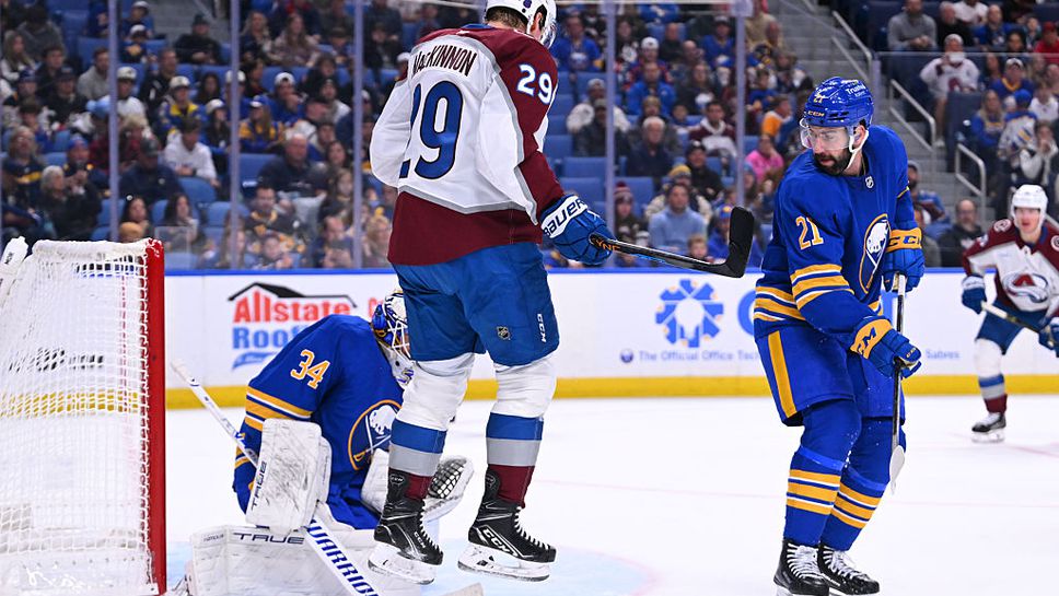 Нейтън МакКинън реализира два гола за гостуващия Колорадо при победата