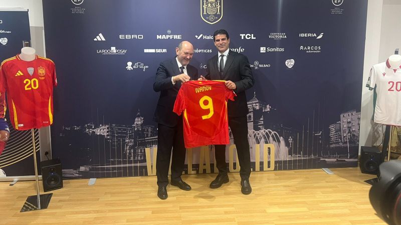 Георги Иванов се сдоби с фланелка на Испания