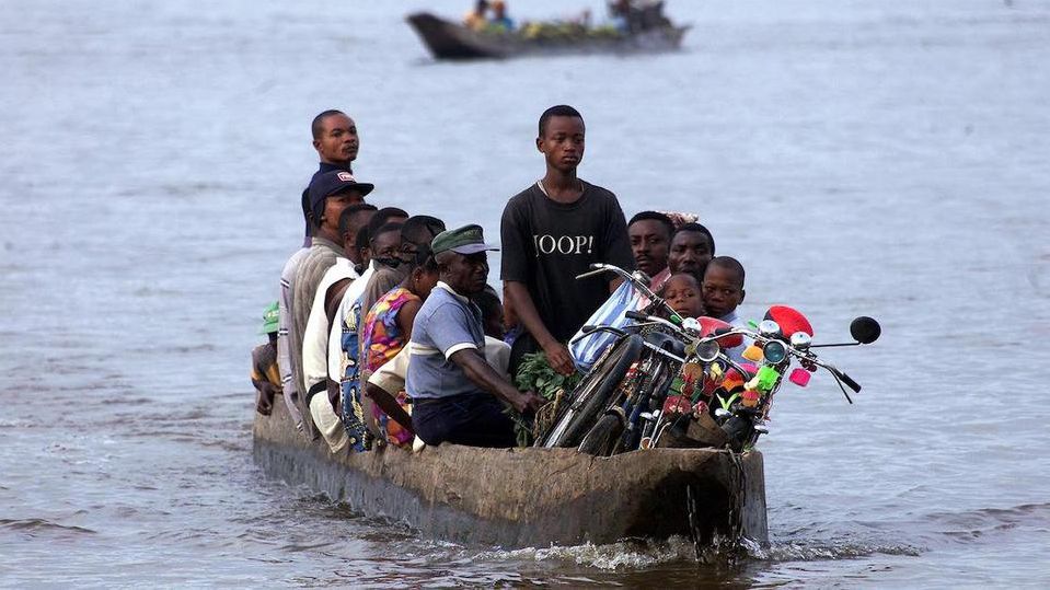 Деветима ученици се удавиха с канута в Гана
