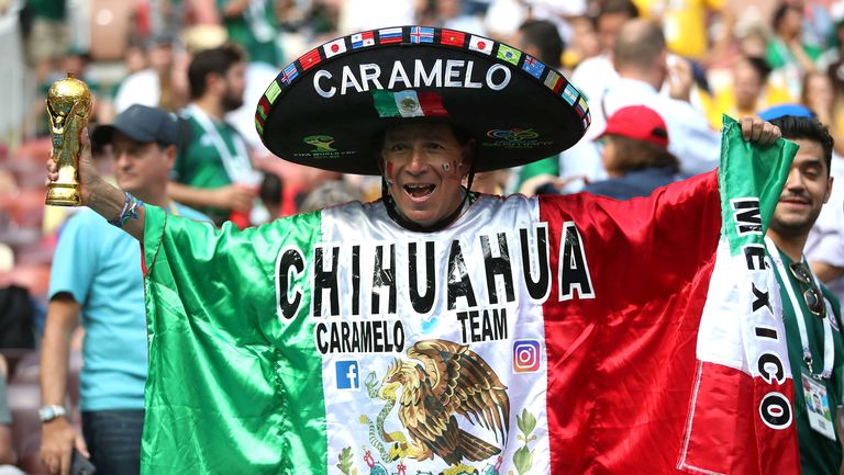 Мексиканският футболен привърженик Ектор Чавес, по-познат и като Карамело, както