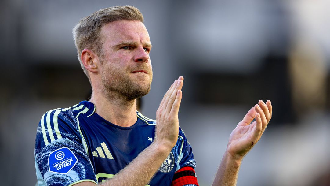 В Аякс не спират да се замерят с кал