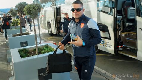 Букет за Сашо Димитров на летището