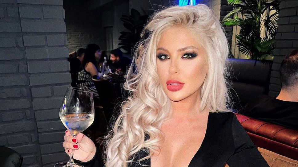 Андреа показа секси извивки по бански