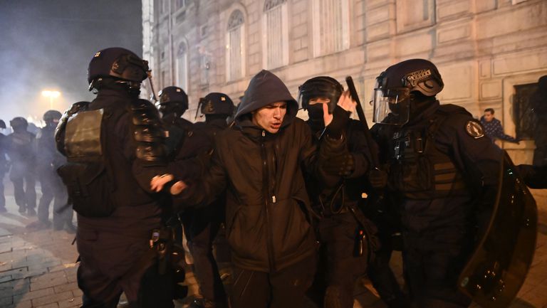 В Париж фенове се сблъскаха с полицията и започнаха масови
