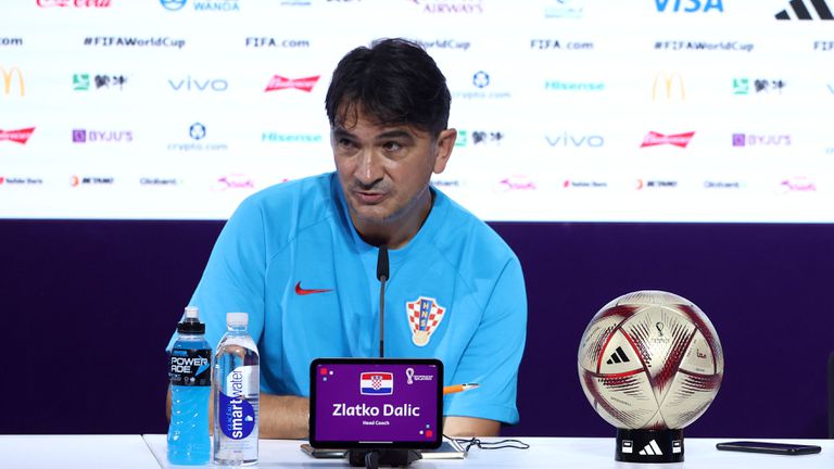 Селекционерът на Хърватия Златко Далич говори на пресконференцията преди мача