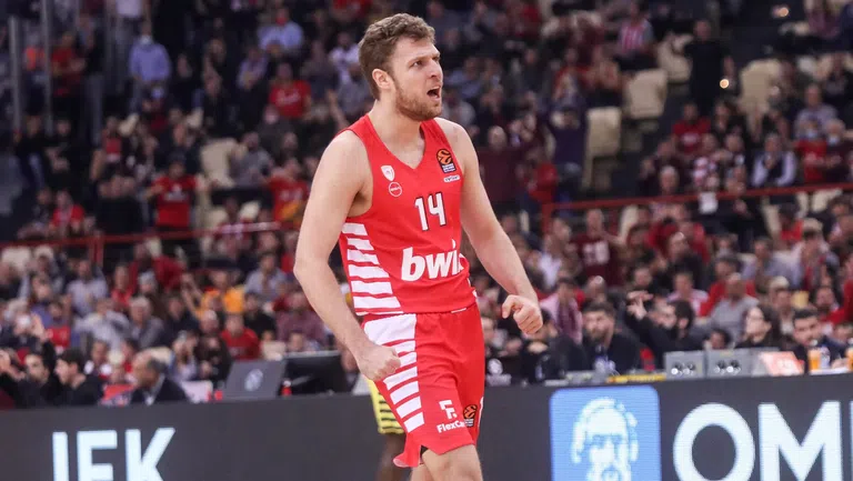Българският баскетболен национал Александър Везенков, който бе най-резултатен за победата