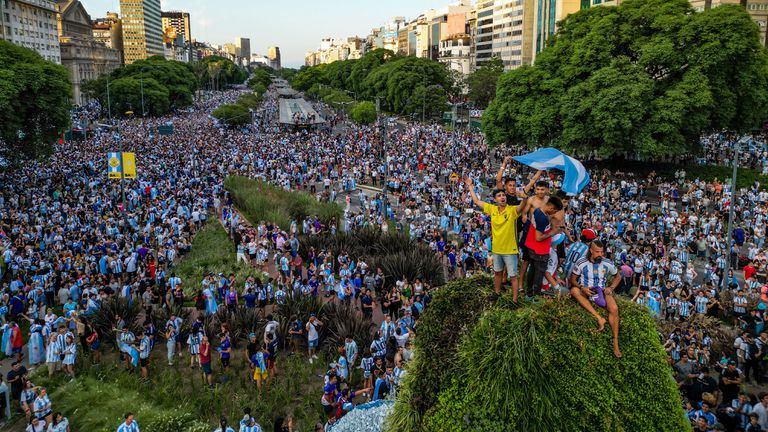 Хиляди аржентинци изпълниха улиците на централната част на Буенос Айрес