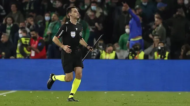  Прекратиха дербито на Севиля поради хвърлен кол от трибуните 