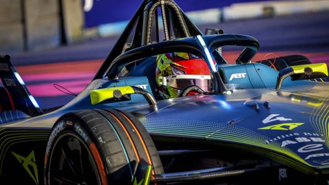  Робин Фрайнс с фрактура на ръката след удара с Нато в Мексико 