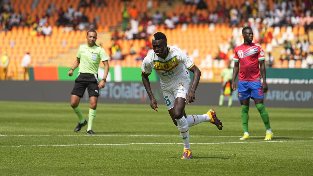 Сенегал стартира по шампионски срещу 10 от Гамбия