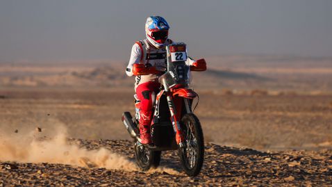 Изненадващ победител в десетия етап при мотоциклетистите, Сандърс все по-близо до триумфа