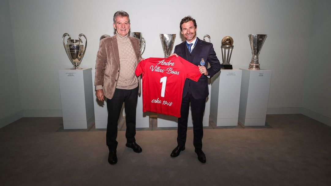 Босът на Порто получи фланелка на ЦСКА 1948 от Костадинов