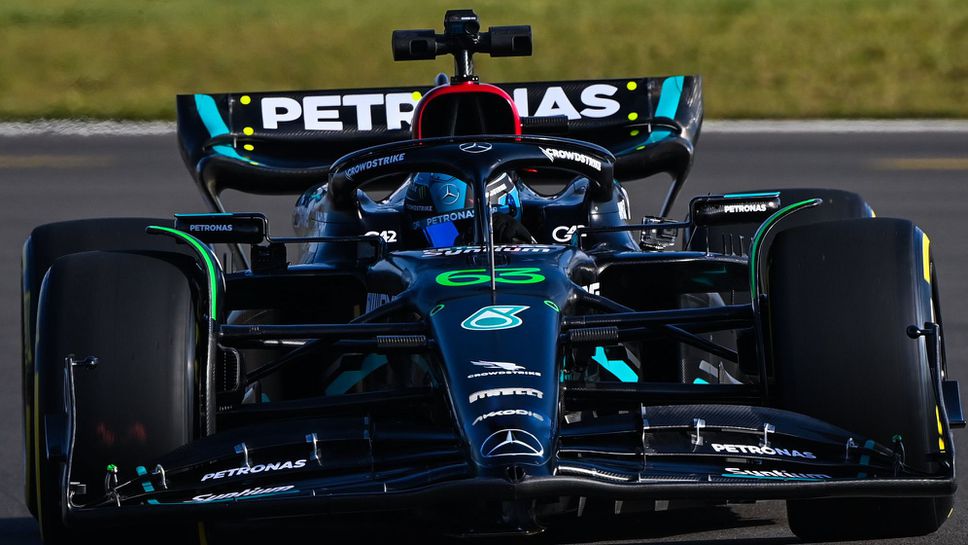 Първи километри за W14 на "Силвърстоун"