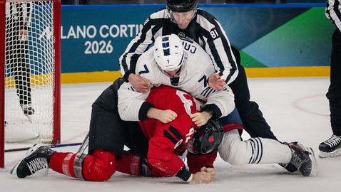 Груповата фаза на хокейния турнир приключи с резултатни мачове и жесток бой