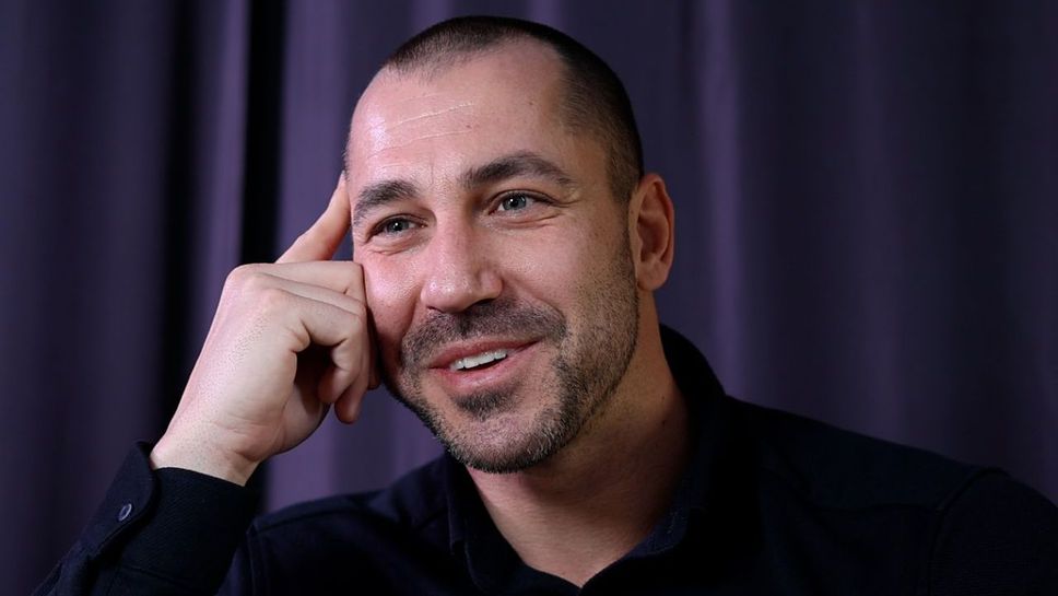 За много хора той е поредният красив здрав мъж гледащ