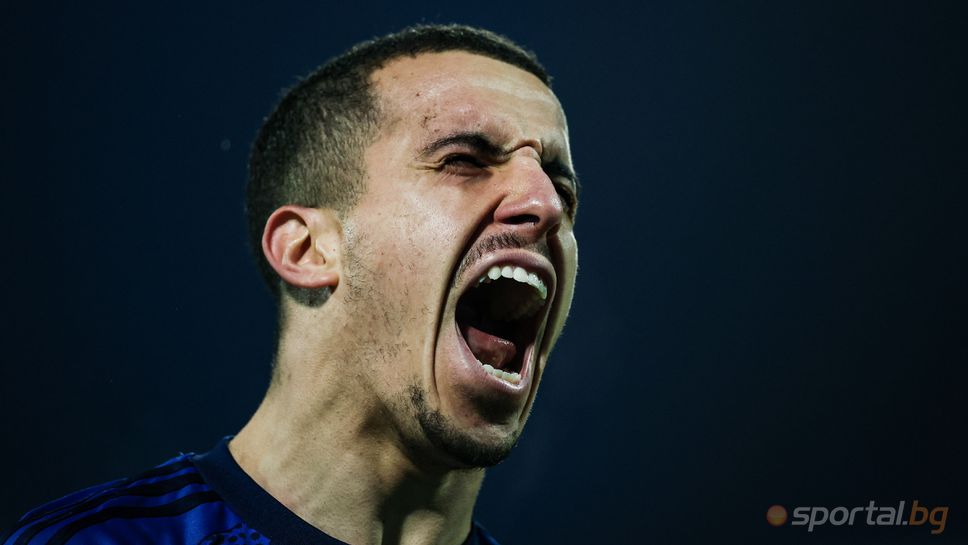 В Алжир: Акрам Бурас става все по-решаваща фигура за "сините"