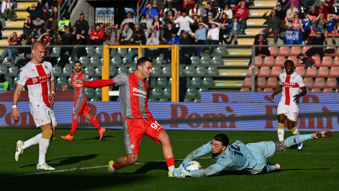 Бивш конкурент на Андреев остави Кремонезе отново без победа