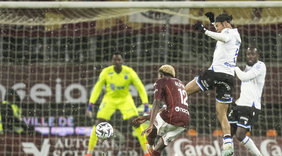 Два автогола дадоха аванс на Оксер в битката за оцеляване