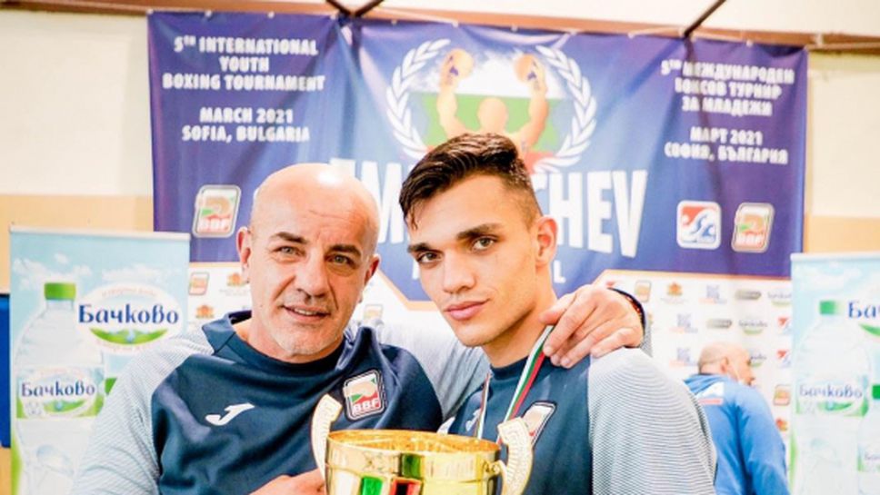 Уилиам Чолов с купата от „Емил Жечев“