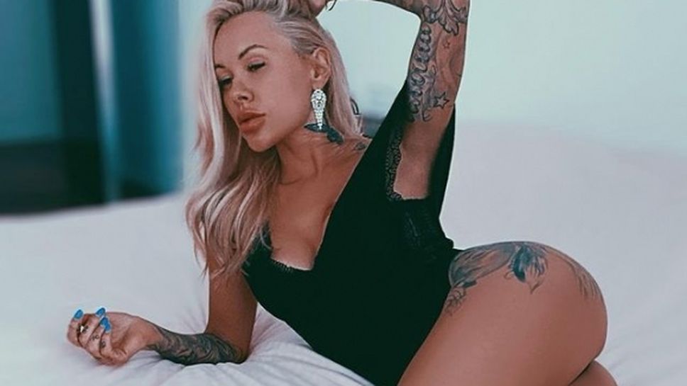 Футболна съпруга показа татусите на перфектното си дупе