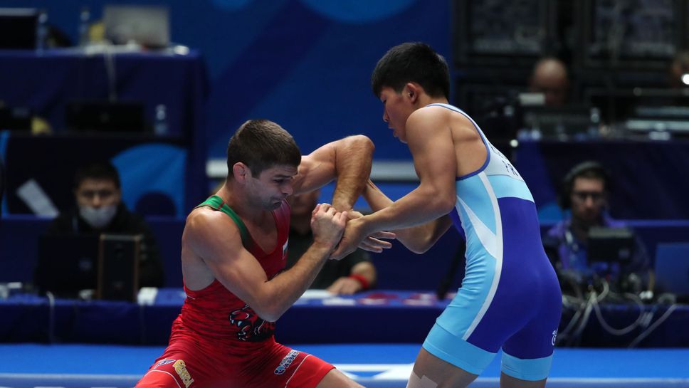 Иво Ангелов повежда борци на олимпийска квалификация