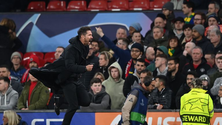 УЕФА може да наложи санкции на заради поведението на феновете