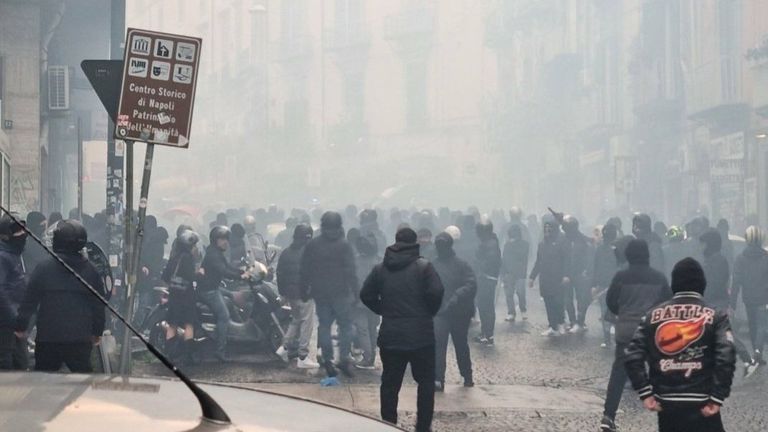 Ужасяващи сблъсъци между фенове и полиция в центъра на Неапол