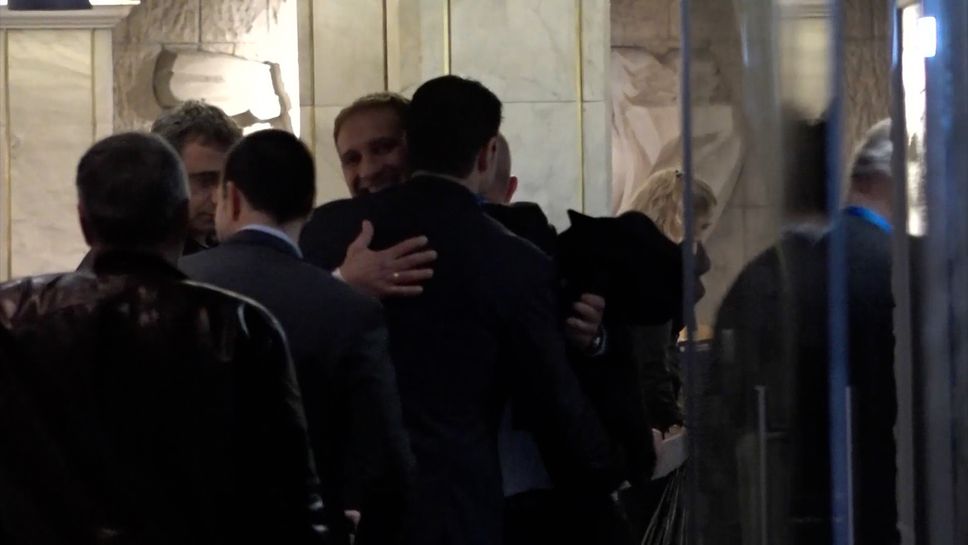 Прегръдки между Георги Иванов и Стилиян Петров при влизането на кандидатите за БФС в залата