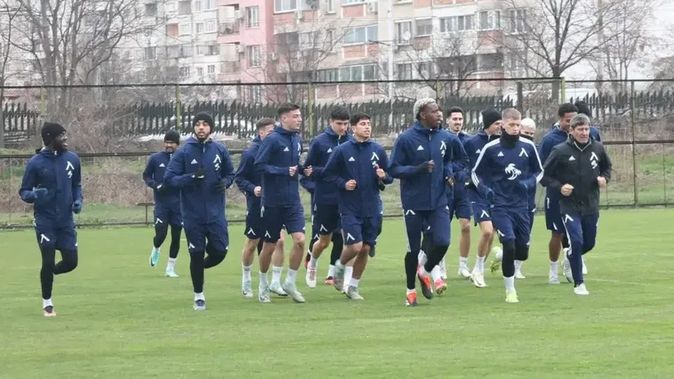 Костов определи групата на Левски за двубоя срещу Етър