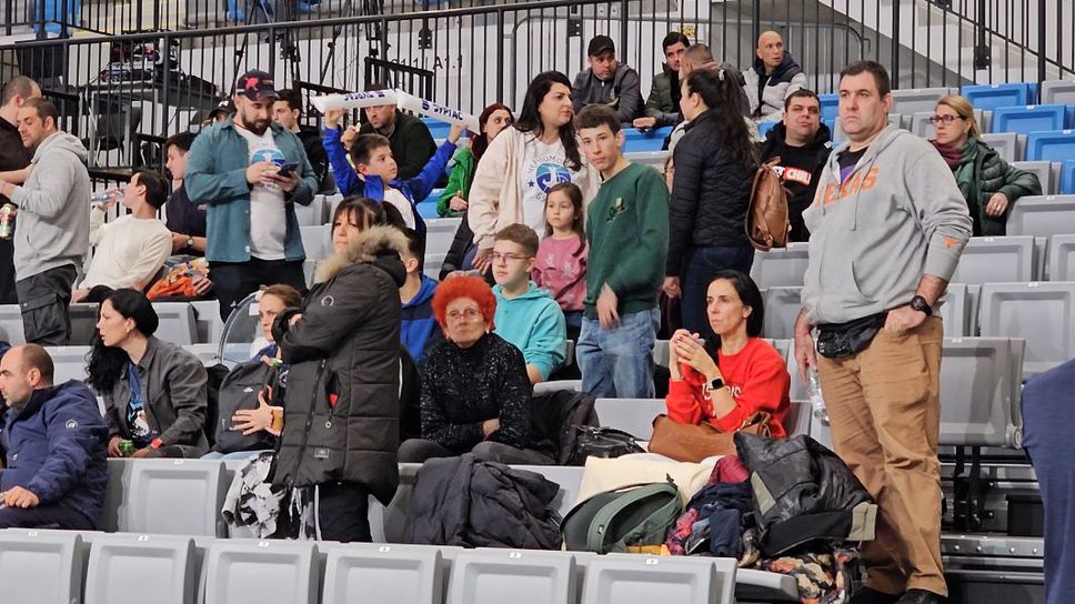 Феновете на Черноморец заеха местата си в “Арена Бургас”