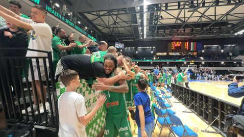 Феновете и баскетболистите на Балкан празнуват заедно след победата над Рилски
