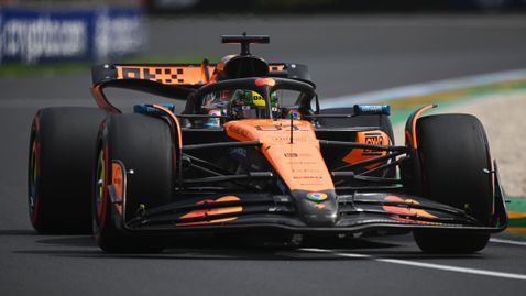  Оскар Пиастри отпред преди квалификацията в Австралия 