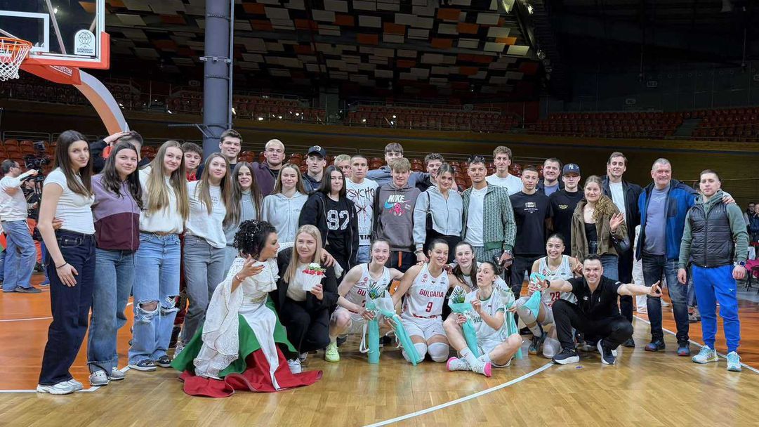 Националите по плуване подкрепиха "лъвиците" на Таня Гатева в мача с Украйна