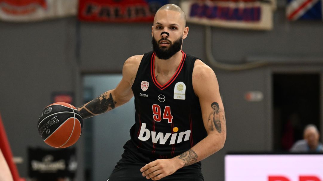 Еван Фурние побесня, тръгна да бие фен и бе изгонен