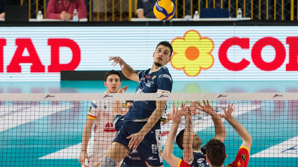 Силен Алекс Грозданов с 10 точки! Равена с трета победа в плейофите за 5-о място (видео + снимки)