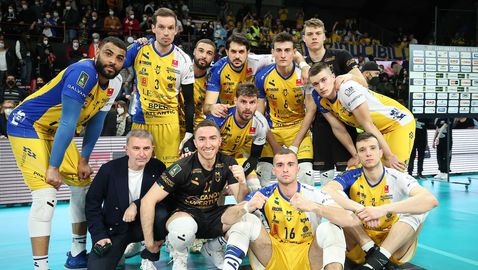  Модена удари Перуджа в полуфинал №1! Леал посегна към Травица, ритна Менгоци и го наказаха за 4 мача 