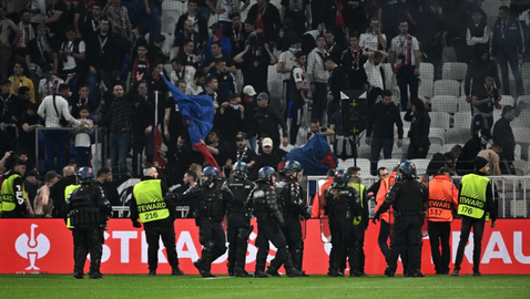 Ядосаните ултраси на Лион опитаха да нахлуят на терена