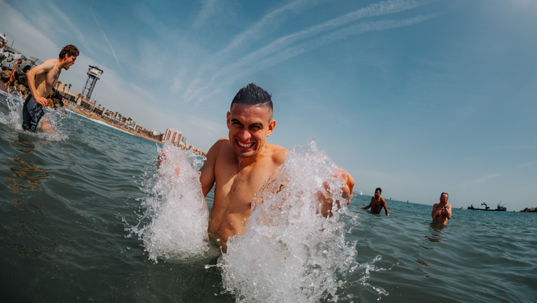  Играчите на Айнтрахт отидоха на плаж в Барселона 