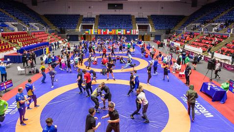 Пет титли и общо десет медала за България от международен турнир по борба за кадети в Букурещ