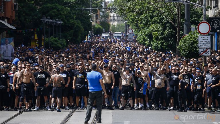  Хиляди от шествието на Левски стигнаха стадиона 