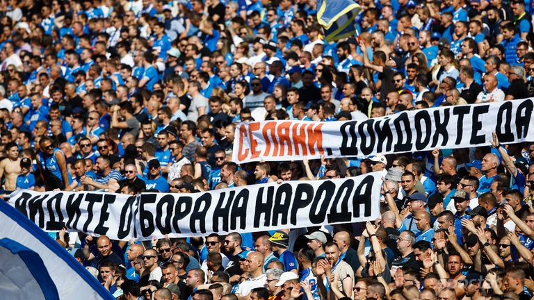 Феновете на Левски с първа закачка към "Червените"