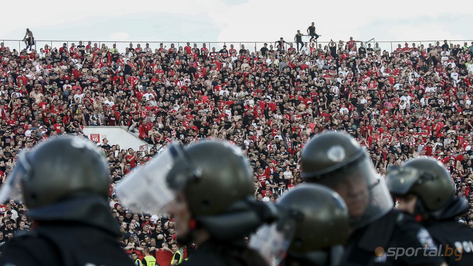 В Италия за ексцесиите от "Армията": Феновете на ЦСКА показаха най-лошото от себе си