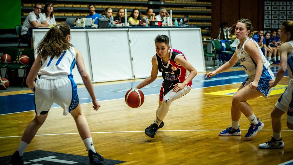 Шампион 2006 защити титлата си при девойките U19