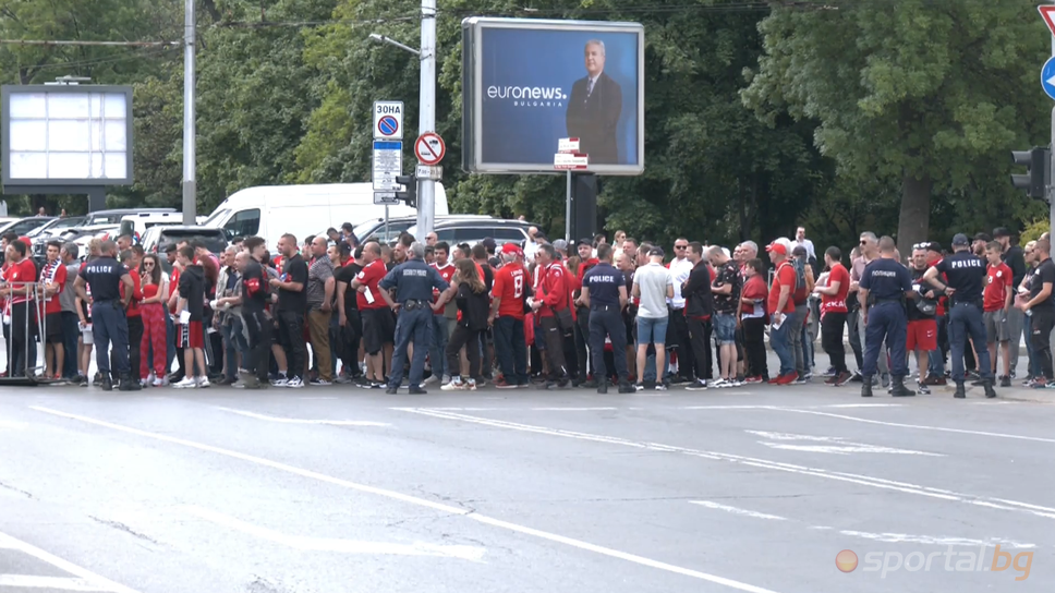 Огромни струпвания на "червени" и "сини" фенове пред националния стадион