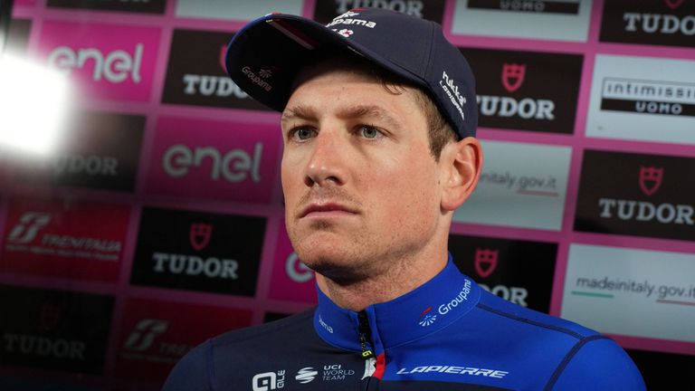Швейцарският колоездач Щефан Кюнг от отбора на Групама-ФДЖ се оттегли