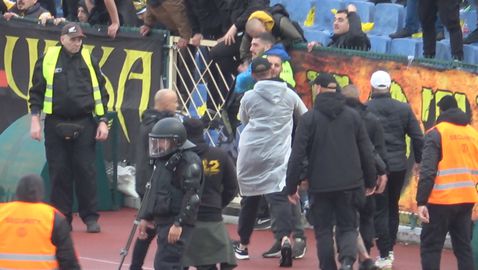 Фенове на Ботев атакуваха терена след втория гол